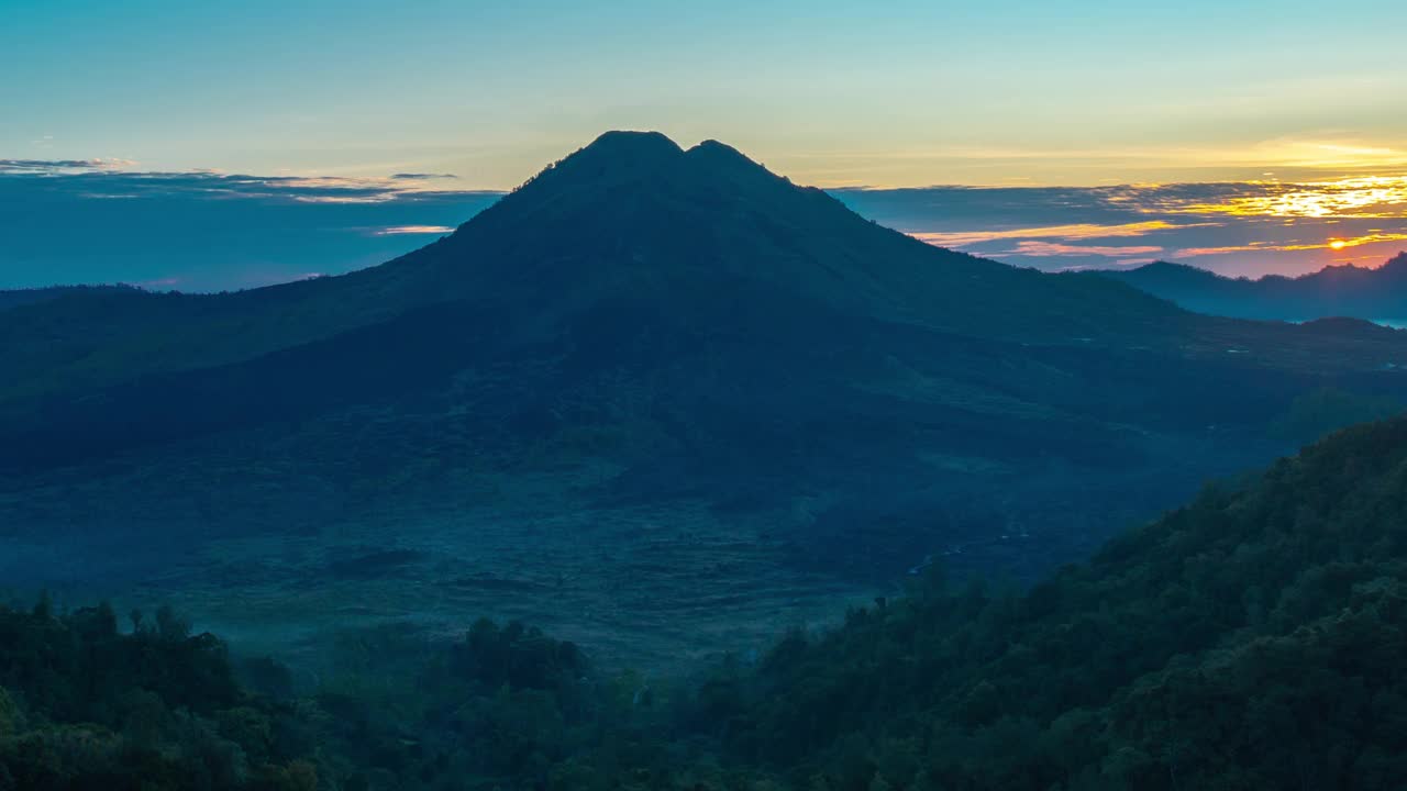 印尼巴厘岛金塔马尼的巴图尔火山上的日出时间。视频素材