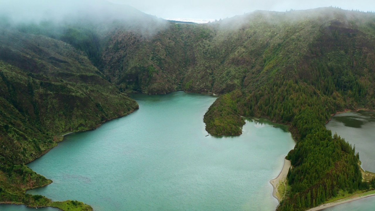 空中无人机拍摄的Lagoa do Fogo在圣米格尔岛，亚速尔群岛-葡萄牙。火山口的高视角。绿松石般的水，陡峭的岩石山脉。视频素材