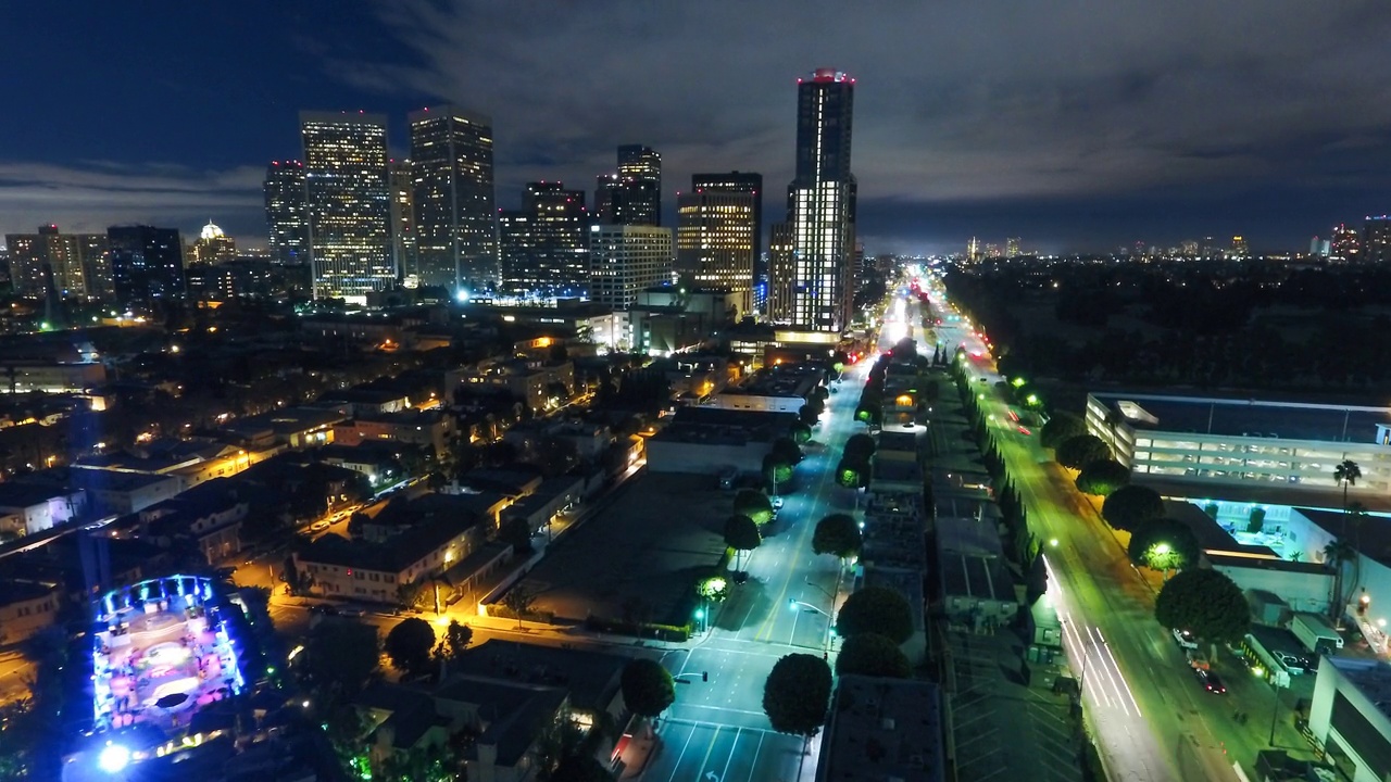 航拍向前延时拍摄的车辆在道路上行驶的照明城市对天空在夜间-洛杉矶，加利福尼亚视频素材