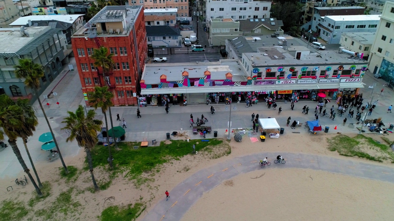 航拍行人在海滩上的建筑物在城市-洛杉矶，加利福尼亚视频素材