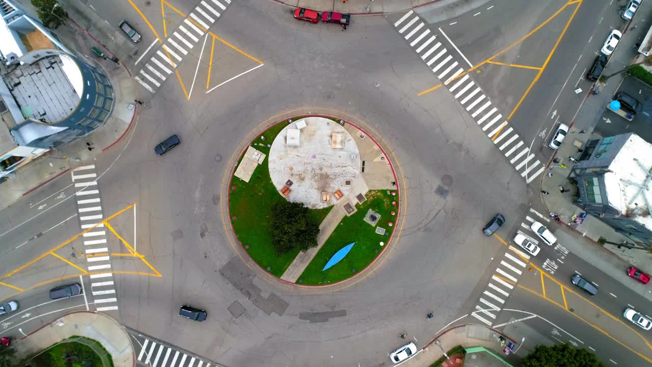 在城市环形交叉路口的空中俯视图车辆-洛杉矶，加利福尼亚视频素材