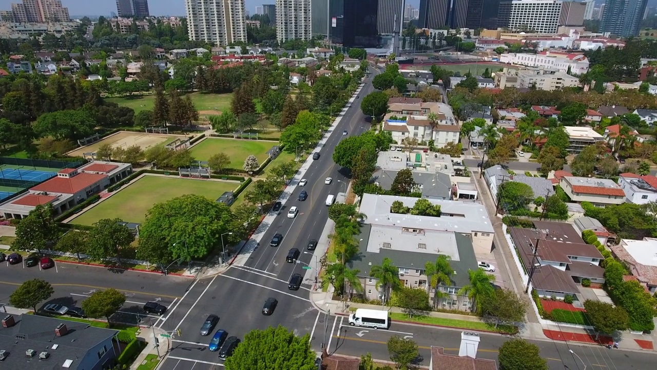 空中向前倾斜拍摄的车辆在道路上的建筑物在城市对天空-比佛利山庄，加利福尼亚视频素材