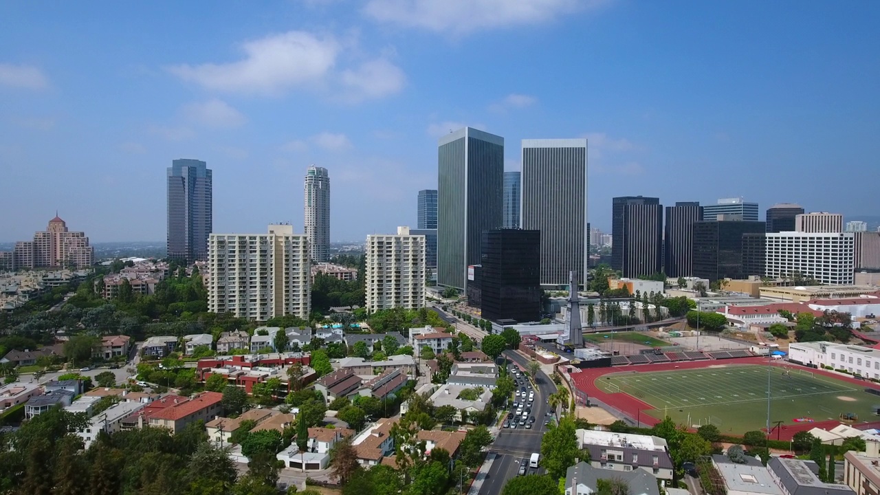 空中向前拍摄的车辆在道路上的建筑物在城市对天空-比佛利山庄，加利福尼亚视频素材