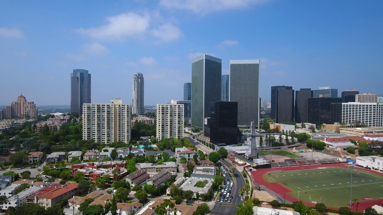 空中向前拍摄的车辆在街道上的建筑物在城市对天空-比佛利山庄，加利福尼亚视频素材