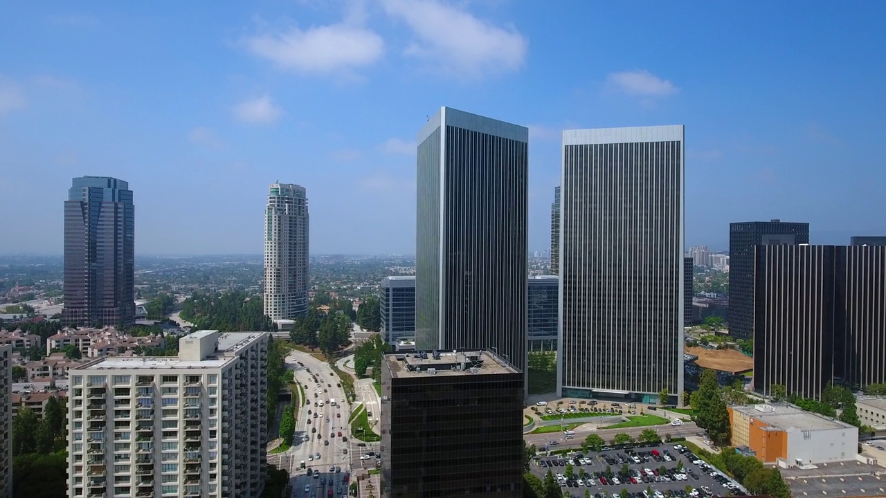 空中向前拍摄的交通在城市的现代建筑中，对着天空-比佛利山庄，加利福尼亚视频素材