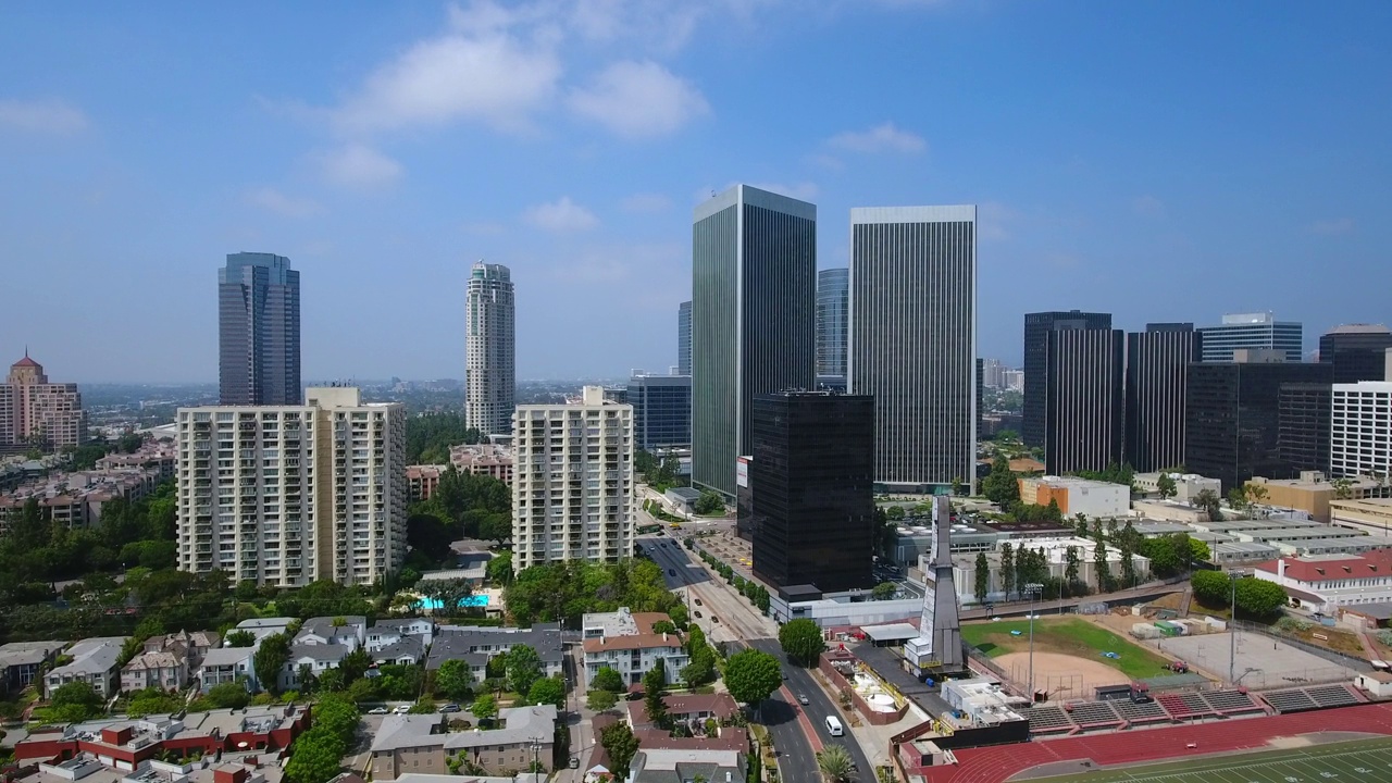 空中向前拍摄的车辆在城市现代建筑之间的道路-比佛利山庄，加利福尼亚视频素材