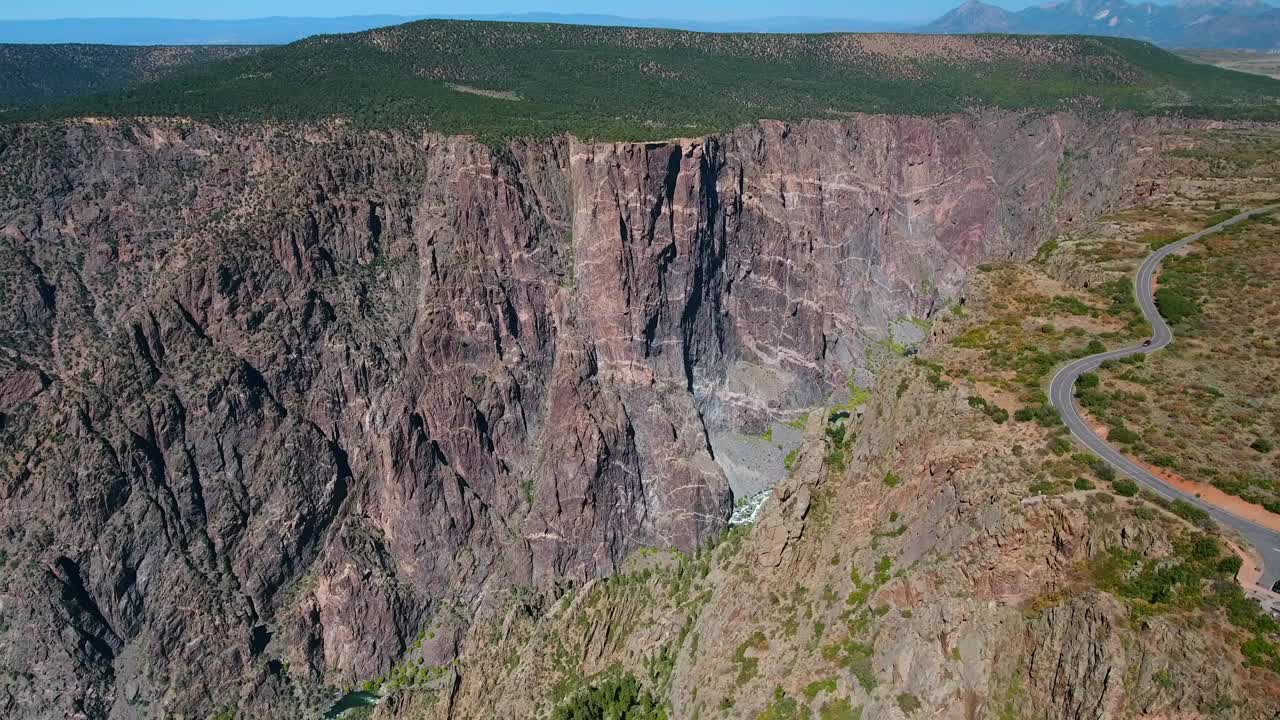 空中平移拍摄的河流在山谷附近的山在阳光明媚的一天-冠丘，科罗拉多州视频素材