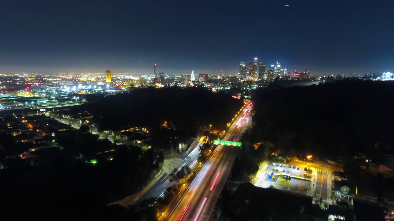 夜间，洛杉矶，加利福尼亚，市中心附近道路上的车辆的空中前向延时拍摄视频素材