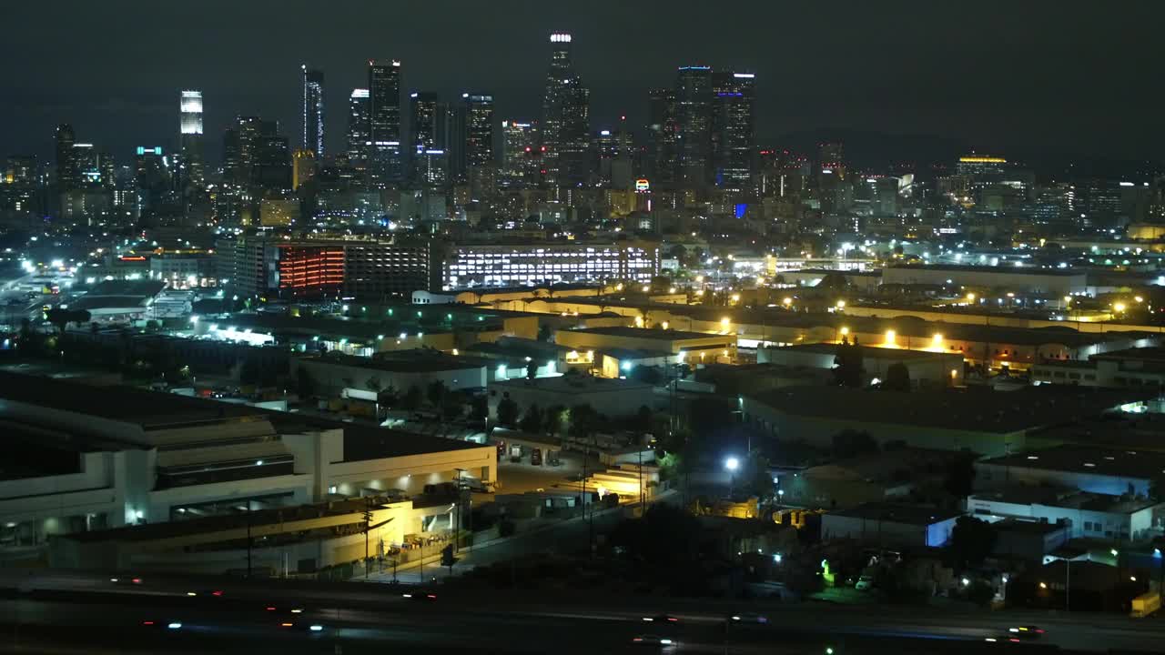 夜晚，洛杉矶，加利福尼亚，市区附近街道上的车辆背对天空的航拍视频素材