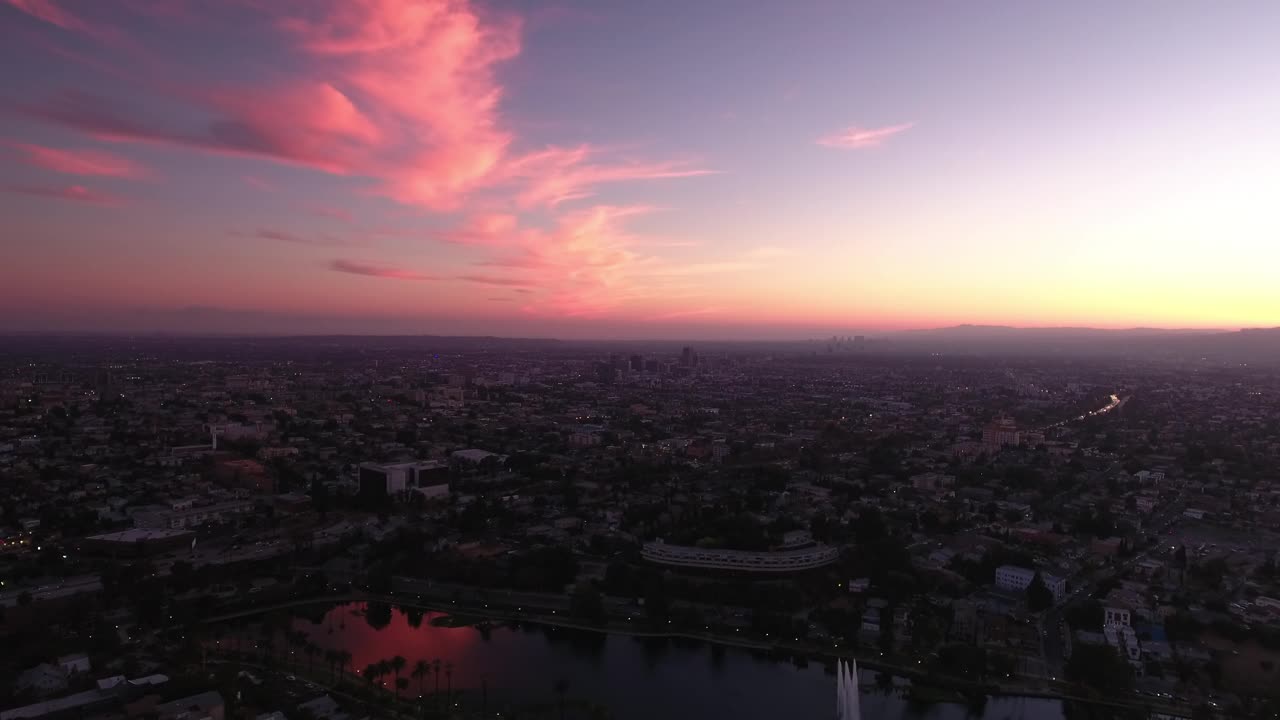 空中向后拍摄的回声公园湖在郊区的房子在黄昏对天空-洛杉矶，加利福尼亚视频素材