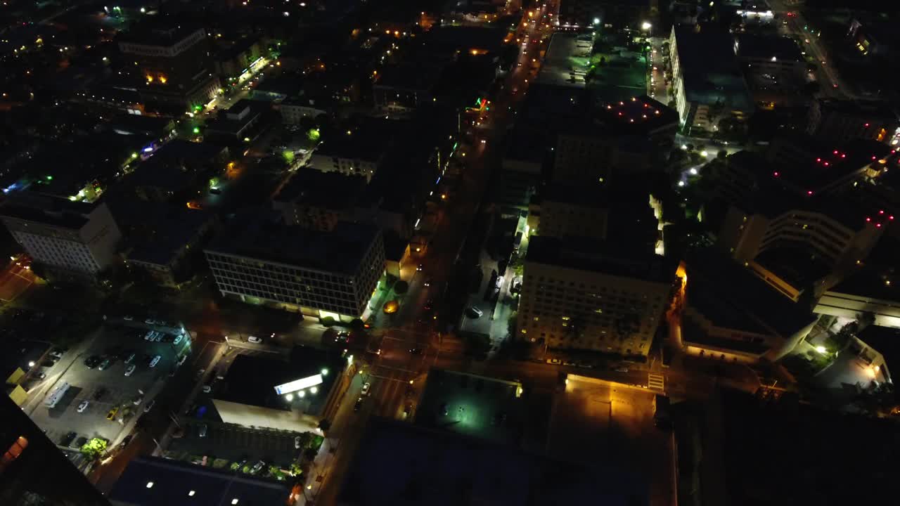 航拍拍摄的车辆在街道上的建筑物在城市夜间-洛杉矶，加利福尼亚视频素材