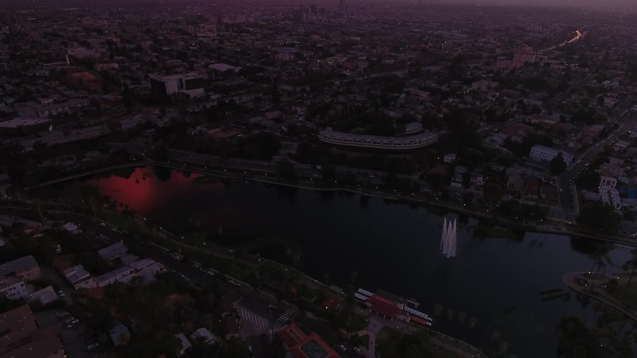 空中倾斜拍摄的回声公园湖附近的房屋在黄昏的天空-洛杉矶，加利福尼亚视频素材