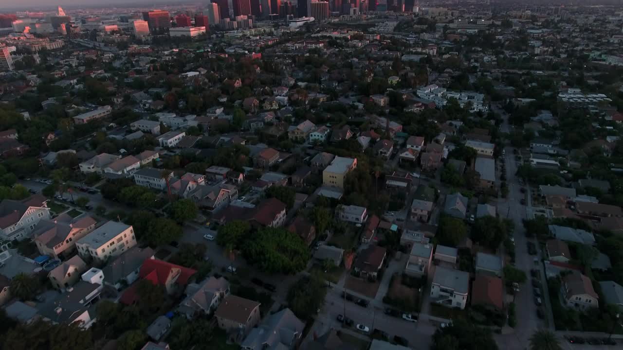 空中倾斜拍摄的房子在郊区附近的市中心与建筑物对天空在日落-洛杉矶，加利福尼亚视频素材