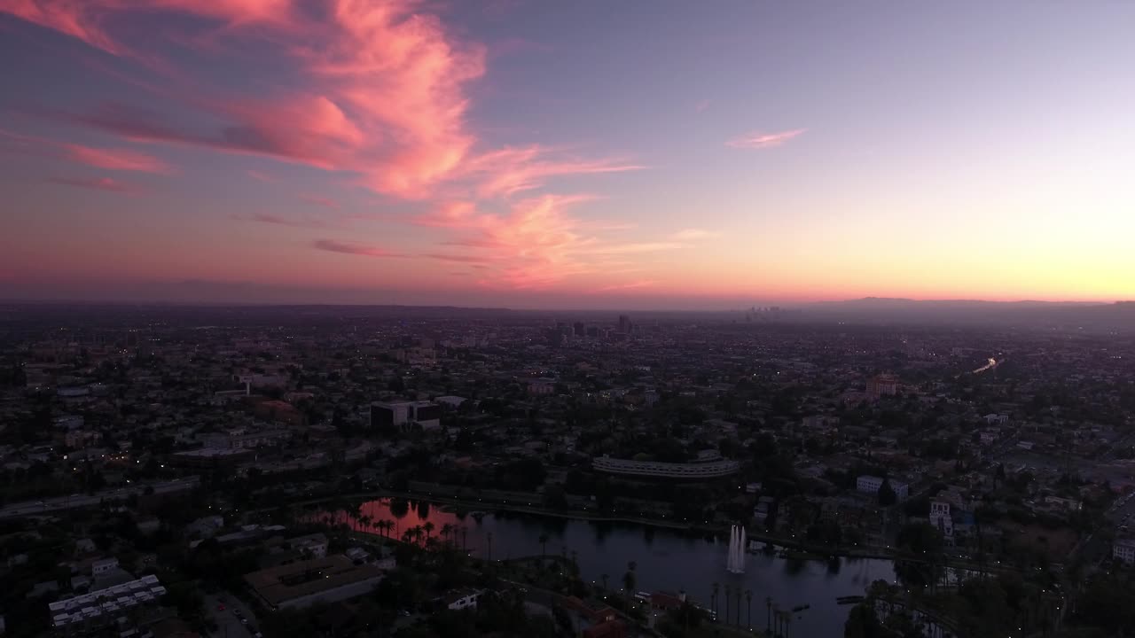 空中向前拍摄的回声公园湖在城市的房屋在黄昏的天空-洛杉矶，加利福尼亚视频素材