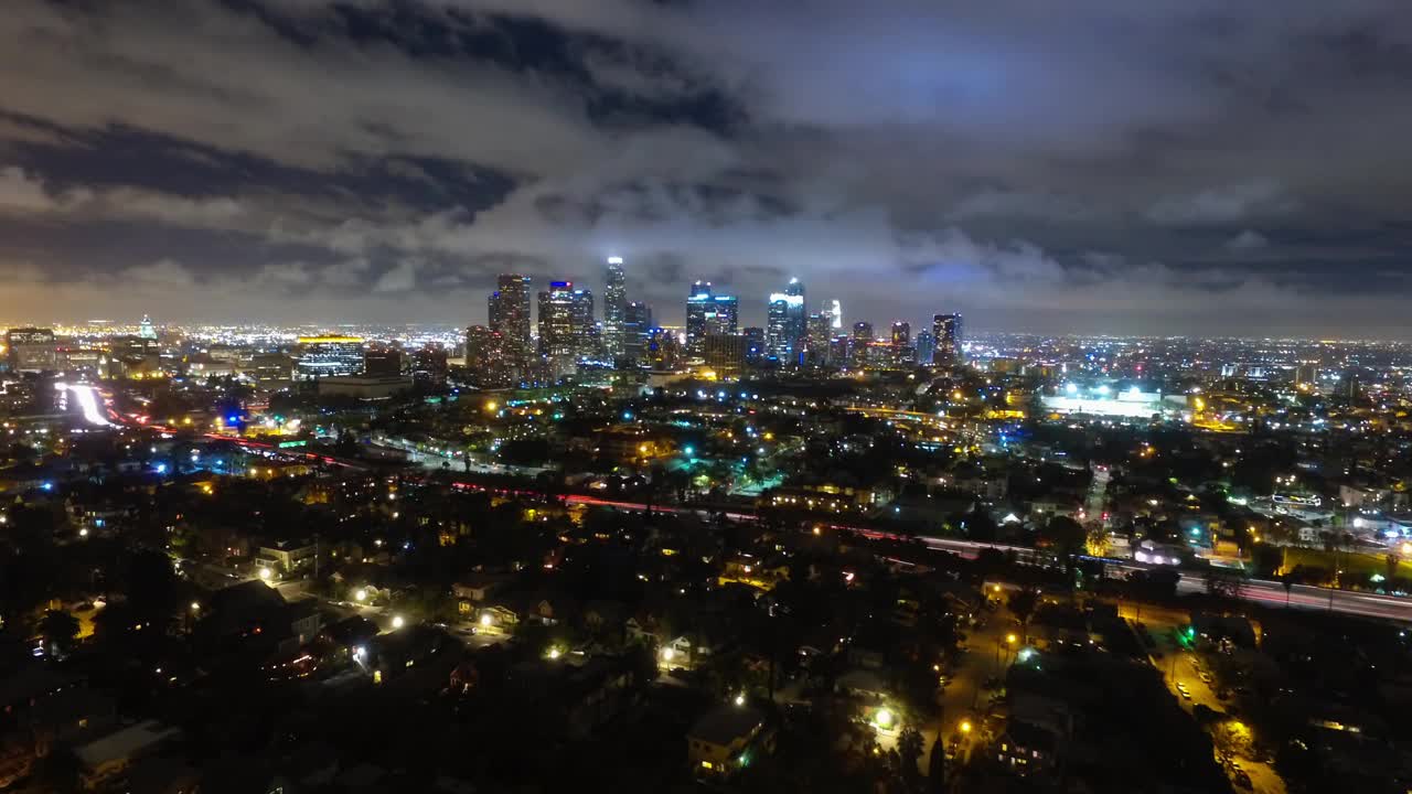 航拍锁定延时拍摄照亮城市与摩天大楼在夜晚的天空-洛杉矶，加利福尼亚视频素材