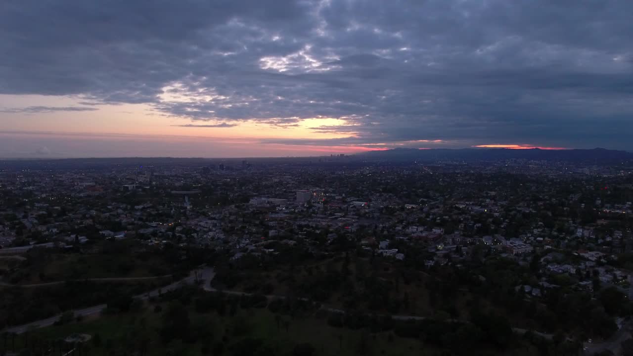 空中平移拍摄的房子在郊区附近的山脉对多云的天空在日落-洛杉矶，加利福尼亚视频素材