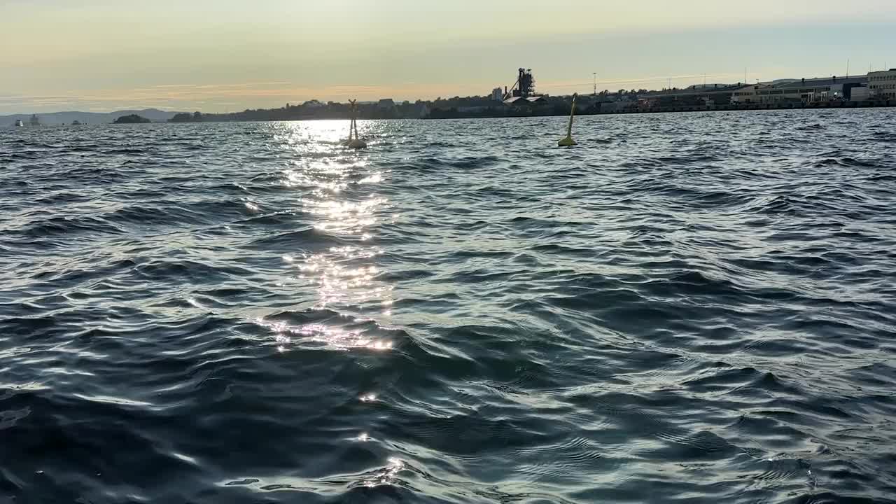 海面上的波浪。挪威海岸线。海洋中的波浪。视频下载