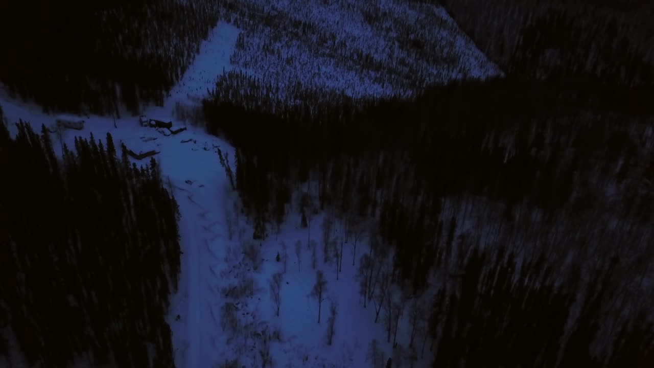 在冬季的黄昏，阿拉斯加的费尔班克斯，从空中俯瞰被雪覆盖的道路视频素材