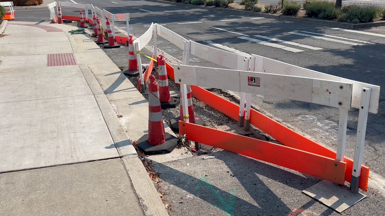 在沥青和水泥破碎的道路上施工。视频素材