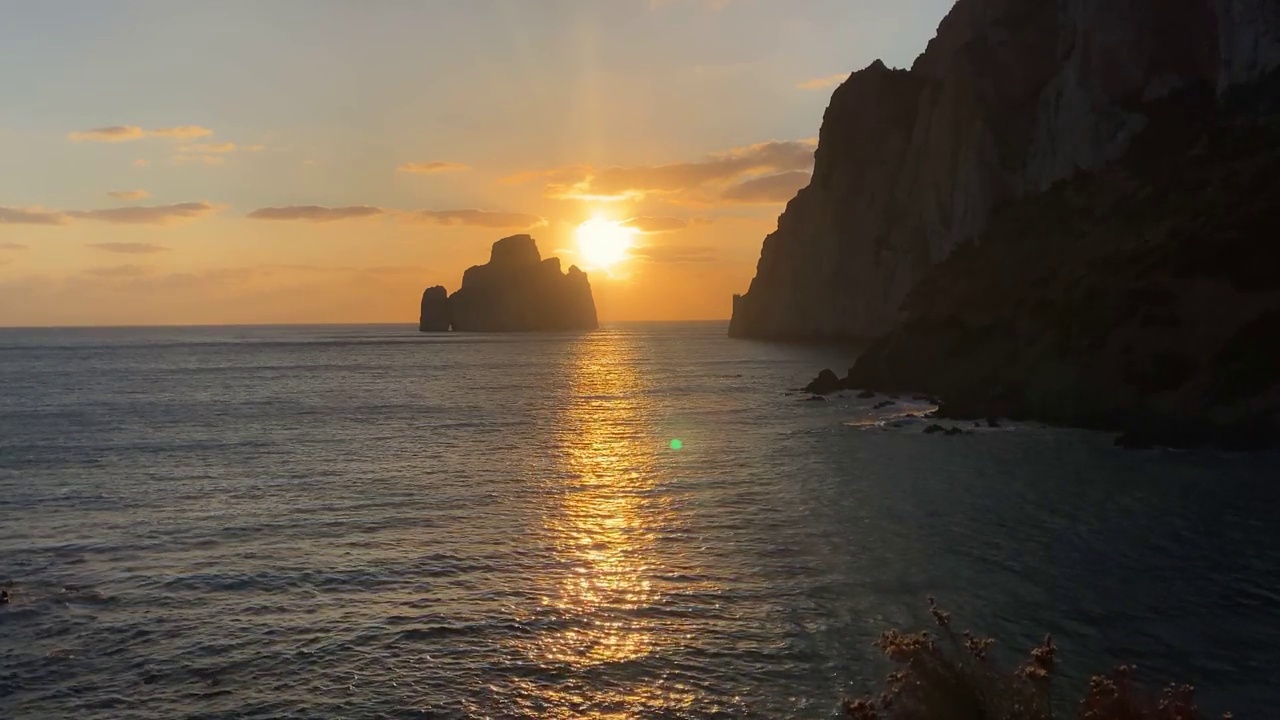 日落在地平线上的海崖视频素材