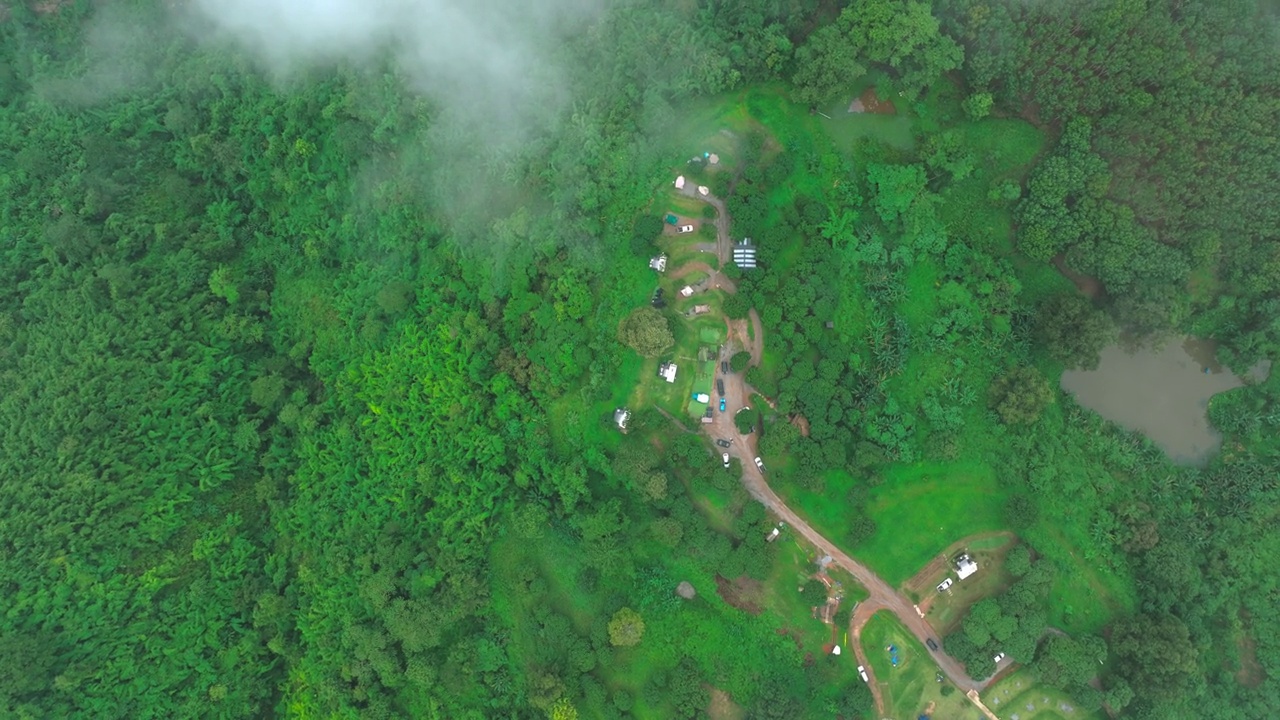 鸟瞰露营区美丽的热带雨林旺南觉那空叻差泰国视频素材