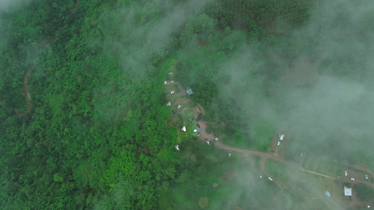 鸟瞰露营区美丽的热带雨林旺南觉那空叻差泰国视频素材