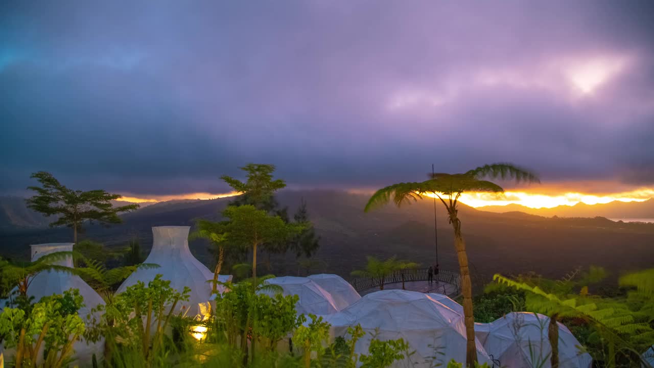 在印尼巴厘岛金塔马尼的巴图尔火山熔岩斜坡上的豪华露营营地，日出的时间流逝。视频素材