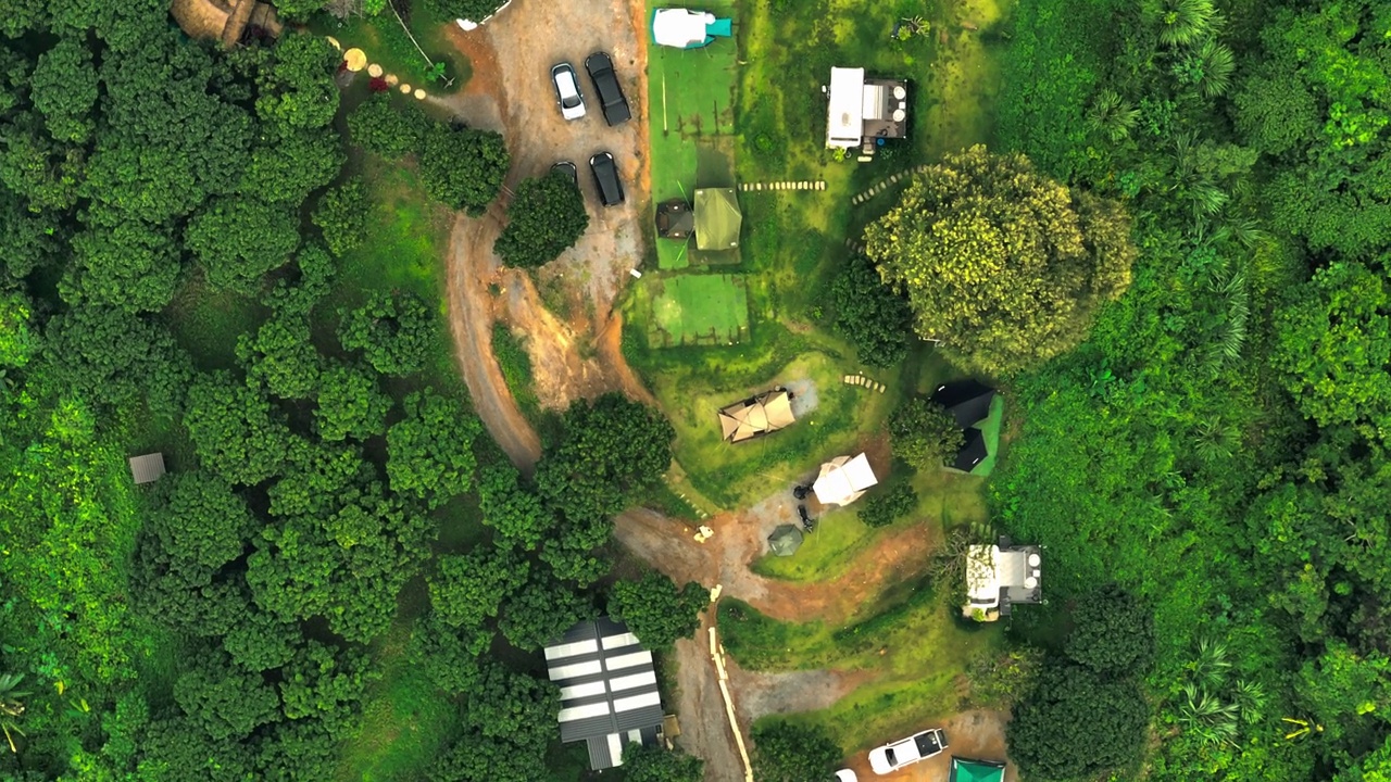 山区露营区的鸟瞰图。美丽的热带雨林，Wang Nam Khiao，那空叻差，泰国。视频素材