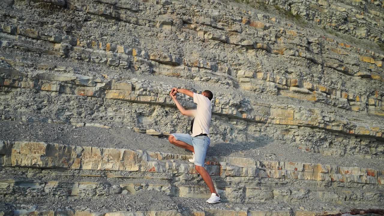 一名男子带着智能手机探索黑海沿海地区的冒险之旅视频素材