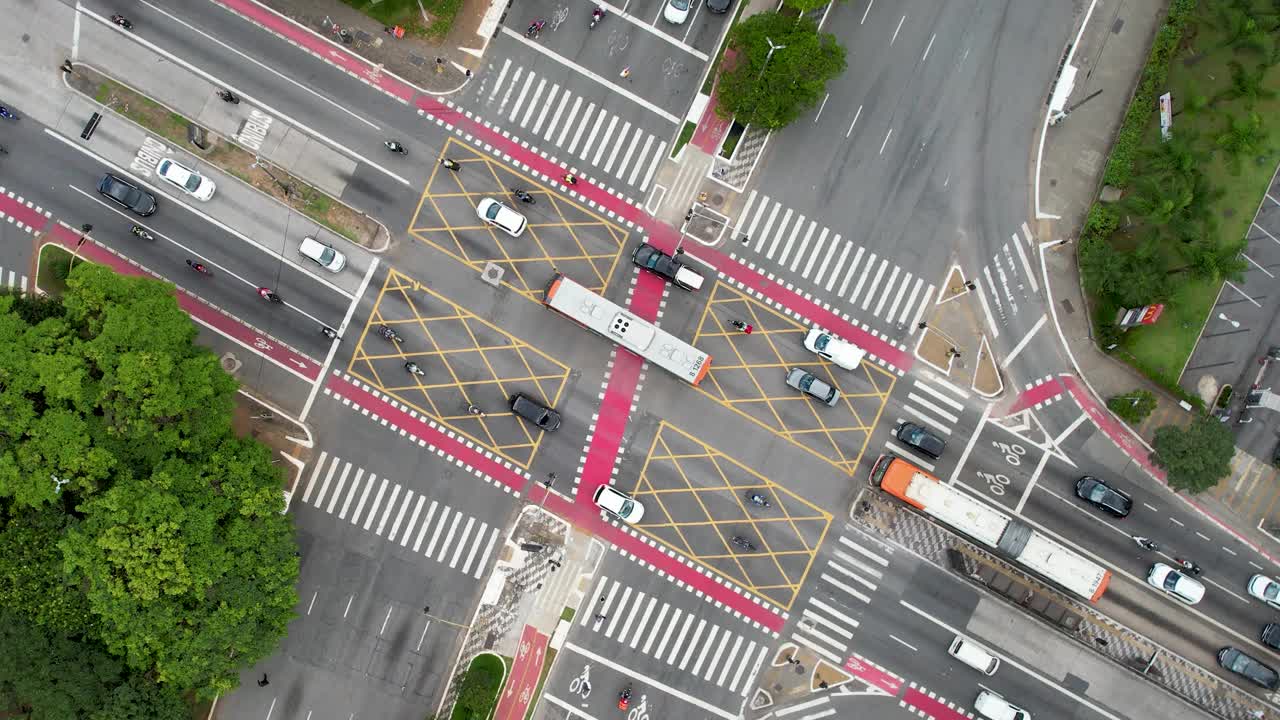 著名的十字路口:巴西圣保罗的雷布卡斯大道和巴西大道。视频素材