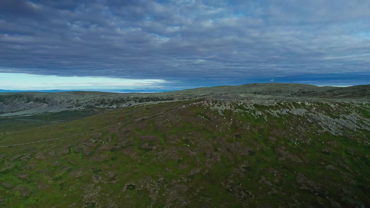 无人机起重机拍摄的岩石利利尼彭和Molnet, Nipfjället山脊在早晨的天空云景视频素材