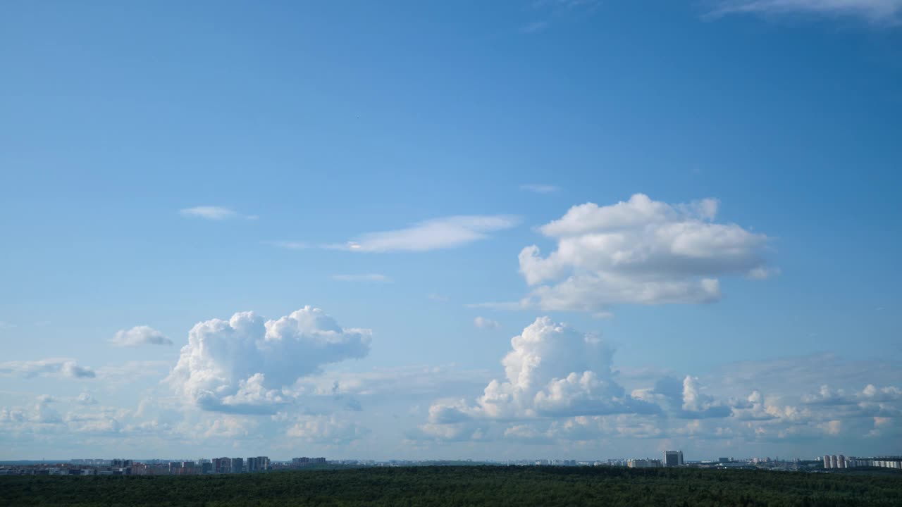 明亮的蓝天和蓬松的云朵为美丽的自然景色提供了美丽的背景。视频素材