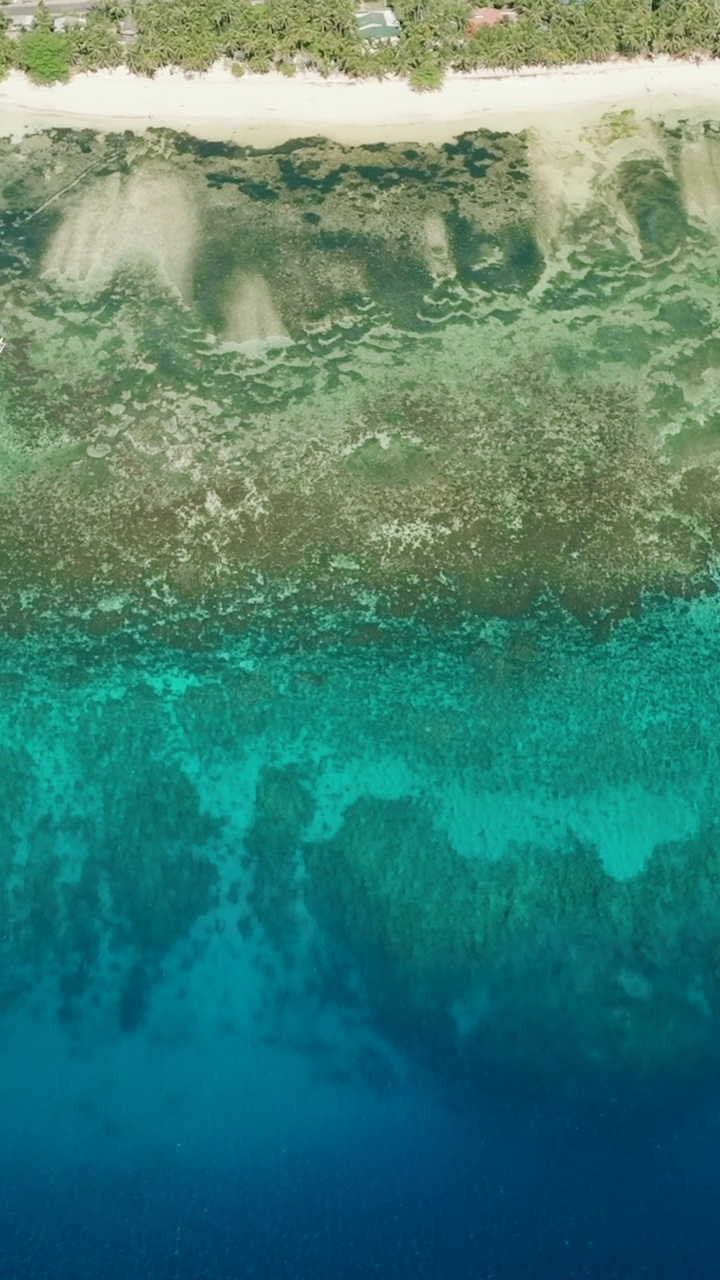 白色的沙滩和海洋作为顶视图的背景。视频素材