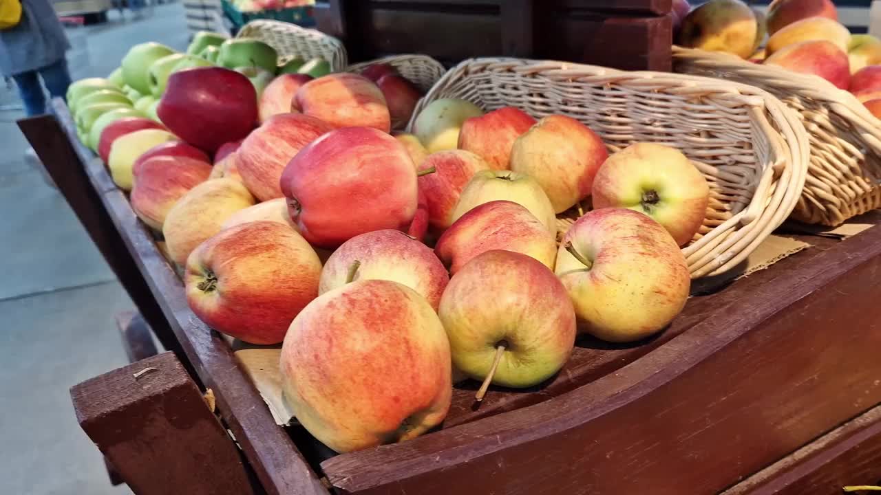 超市里卖熟苹果，特写。在木车上展示苹果视频素材