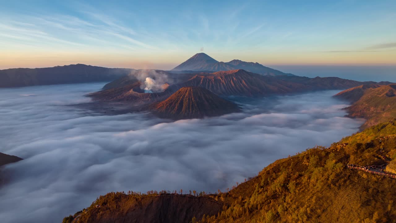 4K超延时鸟瞰图飞向云海之上的Bromo火山，爪哇，印度尼西亚视频素材