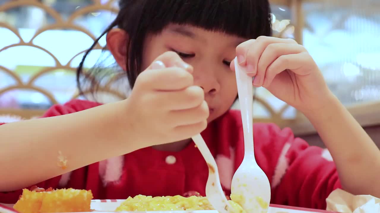 可爱的亚洲小女孩吃食物视频下载