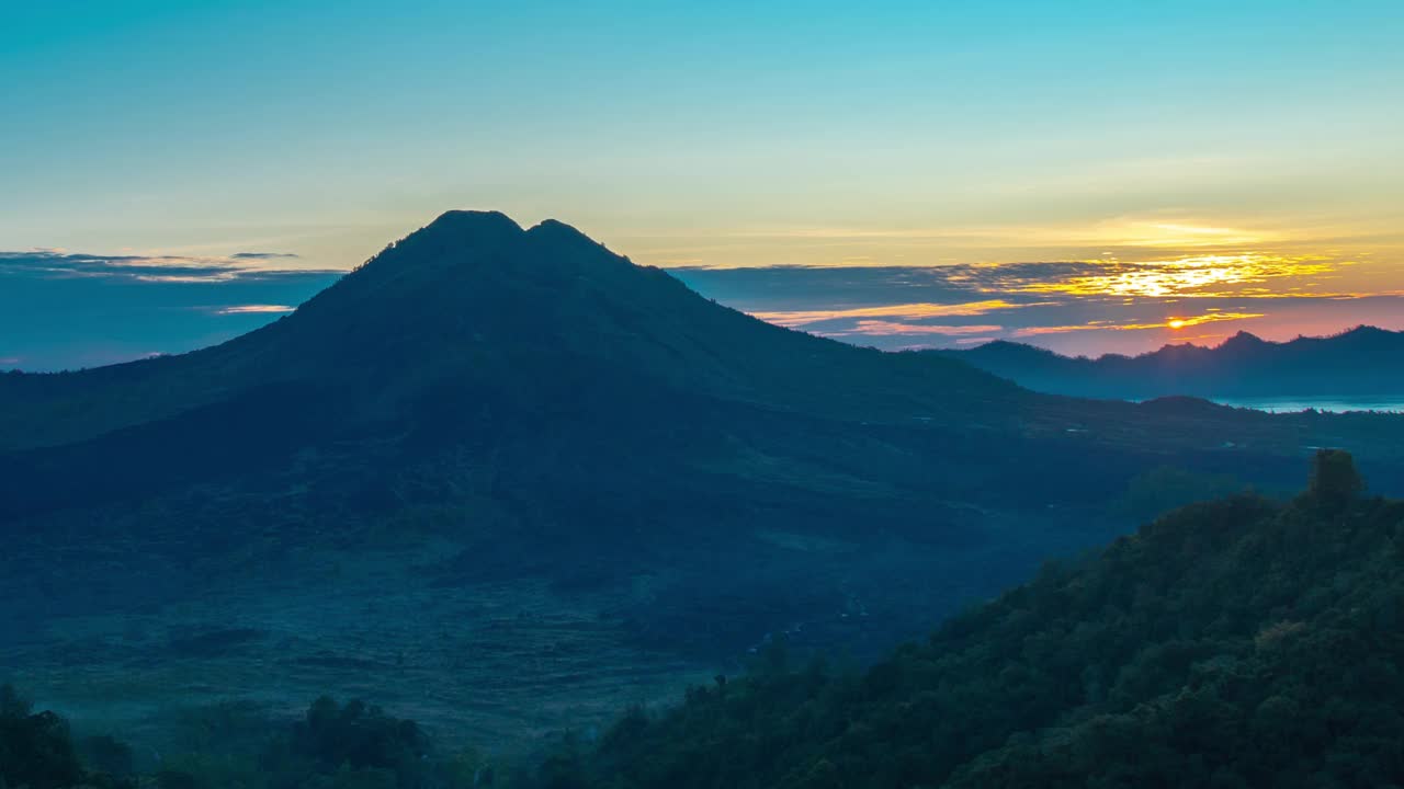 印尼巴厘岛金塔马尼的巴图尔火山上的日出时间。视频素材