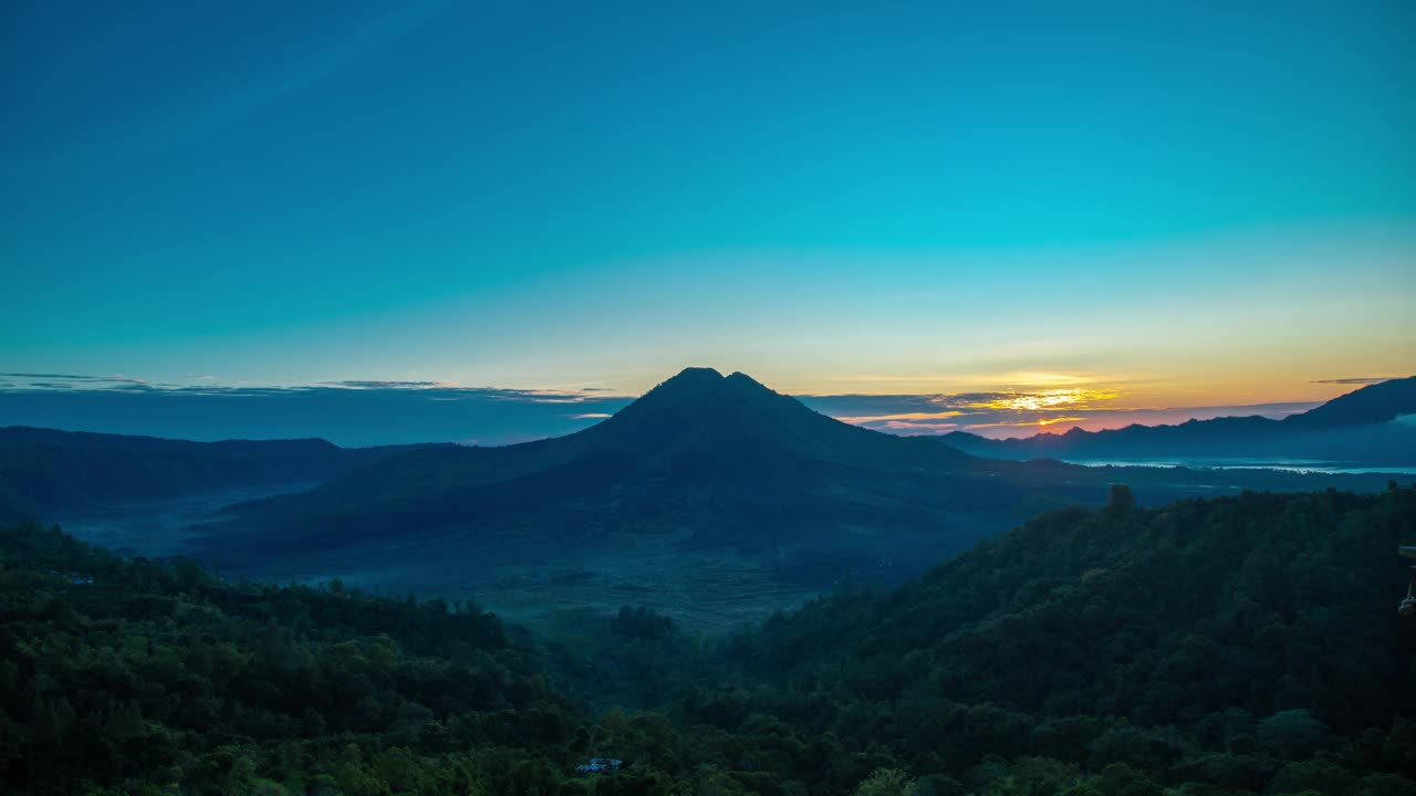 印尼巴厘岛金塔马尼的巴图尔火山上的日出时间。视频素材