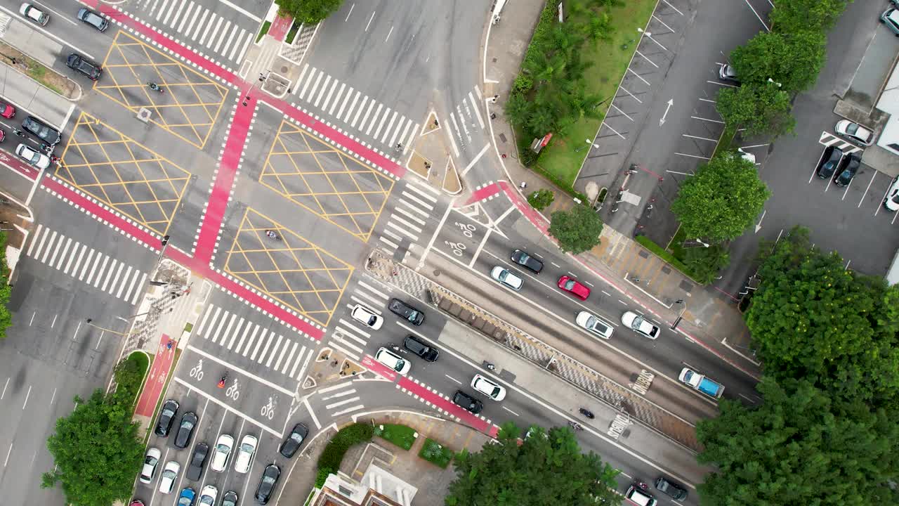 著名的十字路口:巴西圣保罗的雷布卡斯大道和巴西大道。视频素材