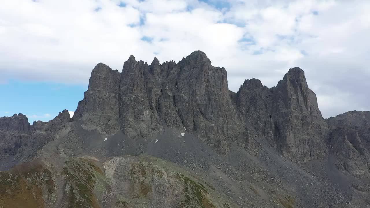 鸟瞰壮丽的山峰阿尔蒂帕马克山脉在日泽。高高的山峰上一个美妙的早晨，自然景观。Kackar,街头舞魂。视频素材