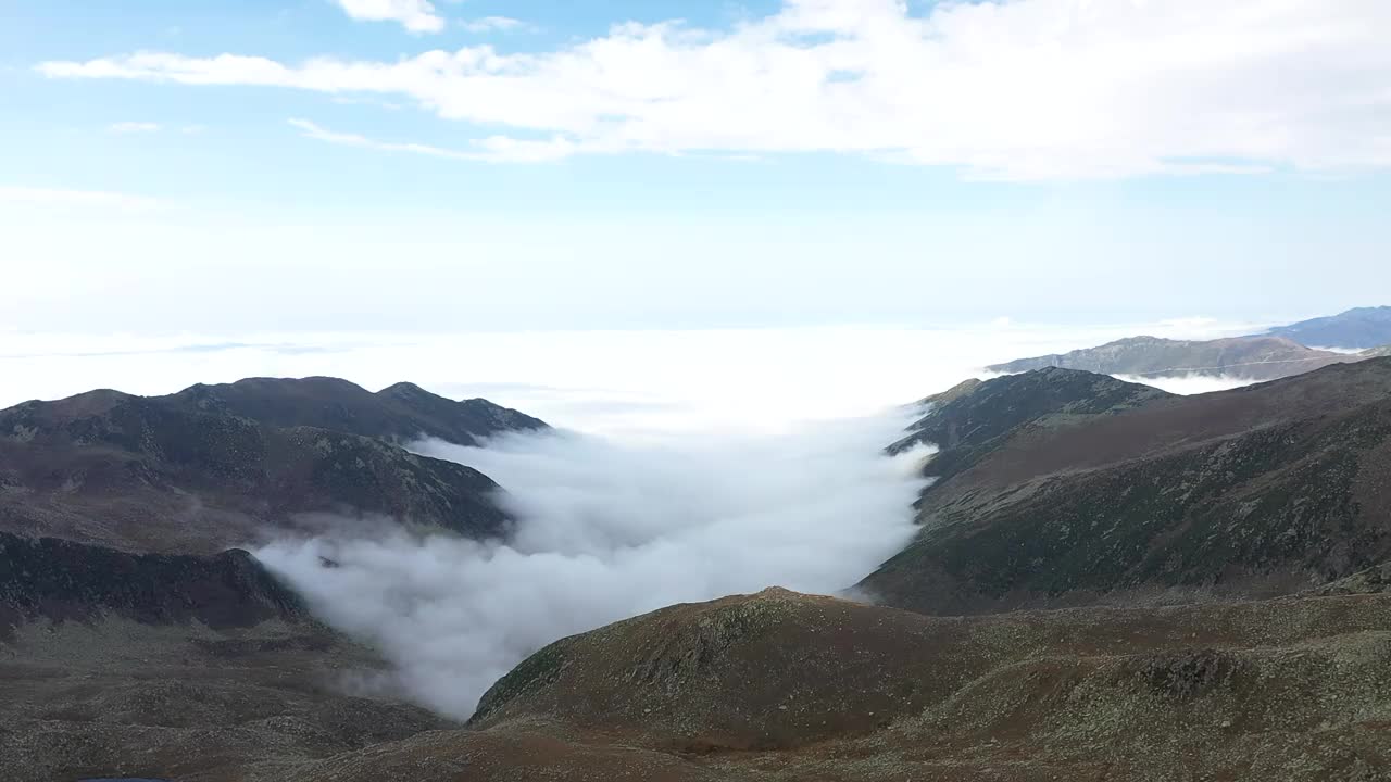 鸟瞰壮丽的山峰阿尔蒂帕马克山脉在日泽。高高的山峰上一个美妙的早晨，自然景观。Kackar,街头舞魂。视频素材