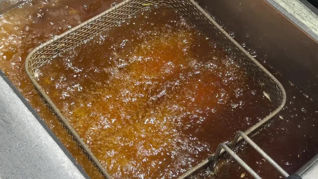 食物是用油烹调的。用热油烹饪。近距离视频下载