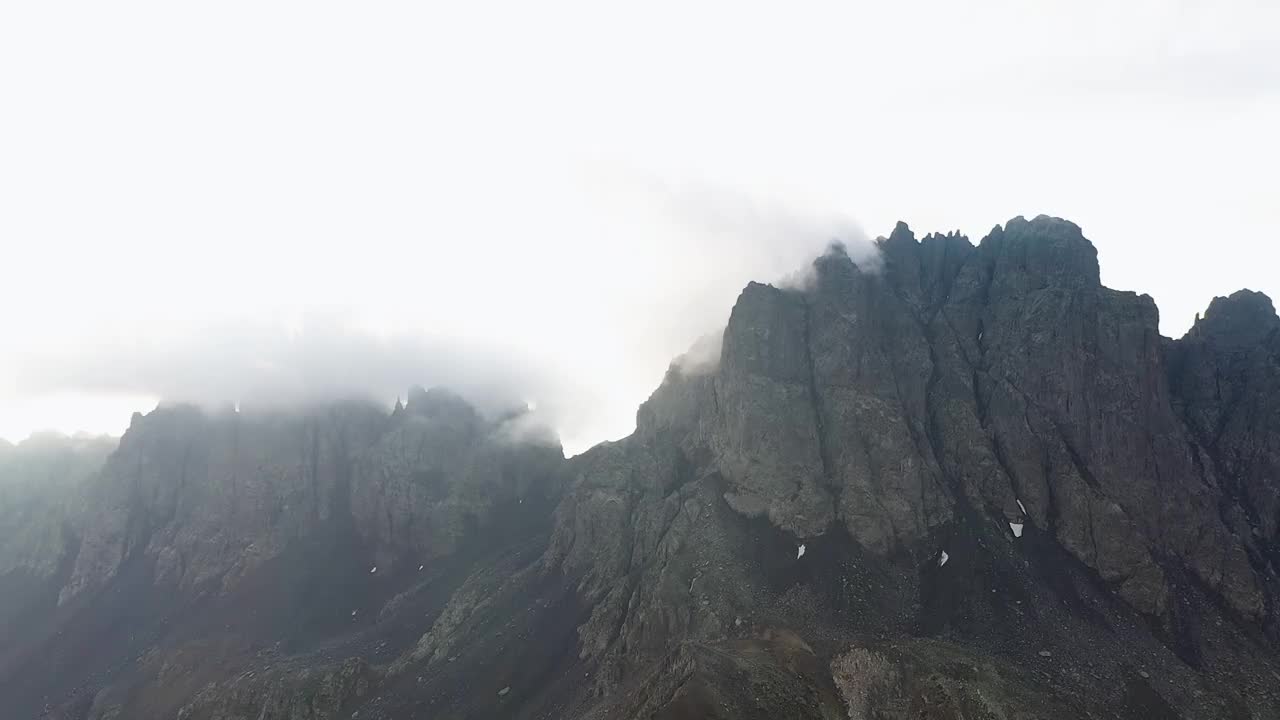 鸟瞰壮丽的山峰阿尔蒂帕马克山脉在日泽。高高的山峰上一个美妙的早晨，自然景观。Kackar,街头舞魂。视频素材