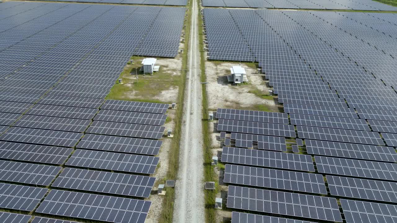 太阳能电池板农场(太阳能电池)与阳光的鸟瞰图视频素材