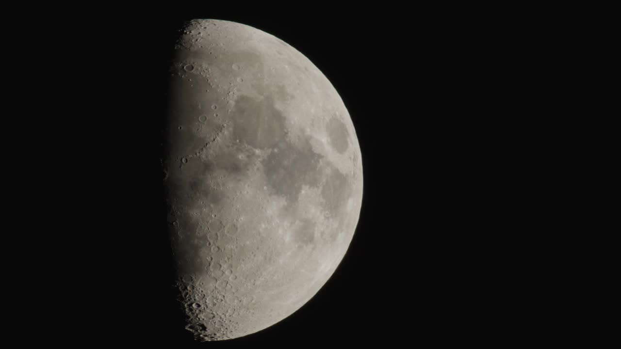 半月在夜空中移动视频素材