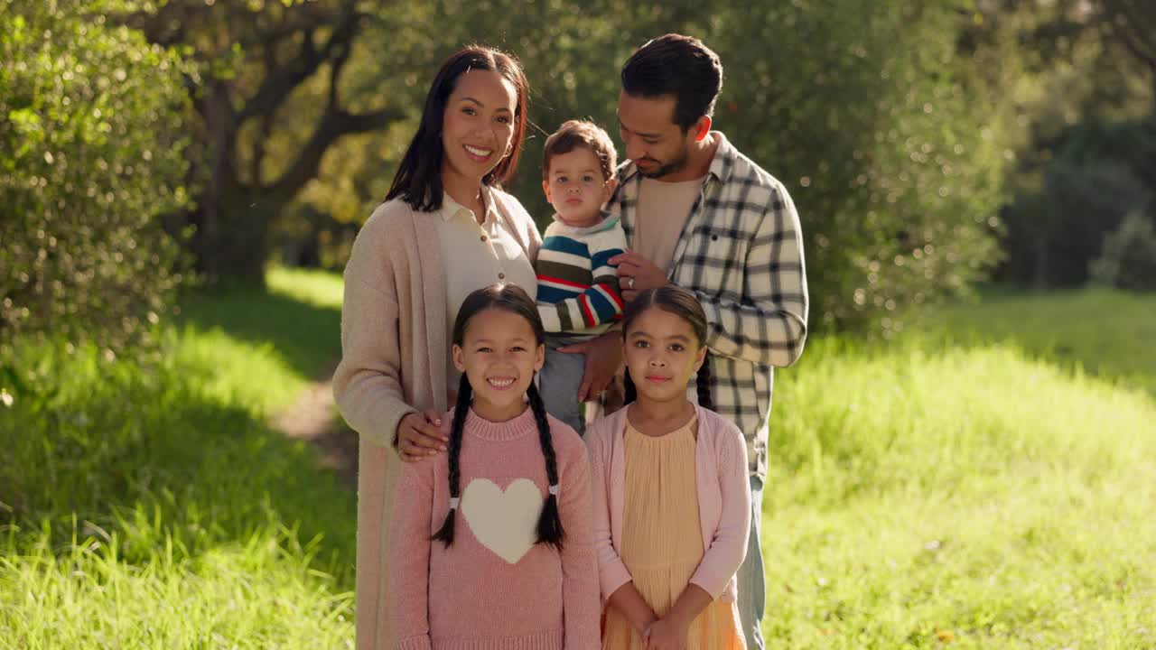 一家人，在公园里，在假期里，在户外旅行，在大自然中团聚。跨种族，母亲和幸福的父亲带着孩子在森林里，树林和乡村里的肖像视频素材