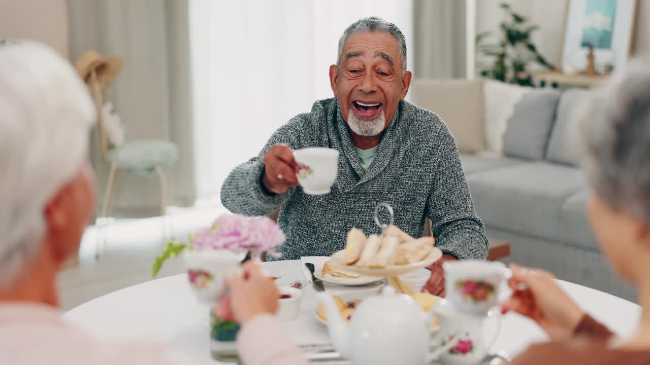 敬酒，退休和年长的朋友一起在一个茶话会期间访问的家庭建立联系。微笑，社区和支持一群老年人在客厅的社交聚会视频素材