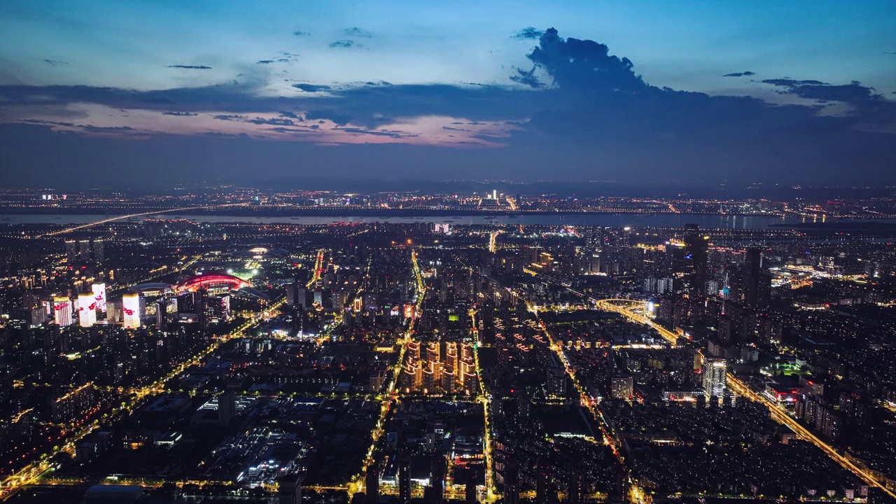 现代城市高层建筑的航拍夜景视频素材