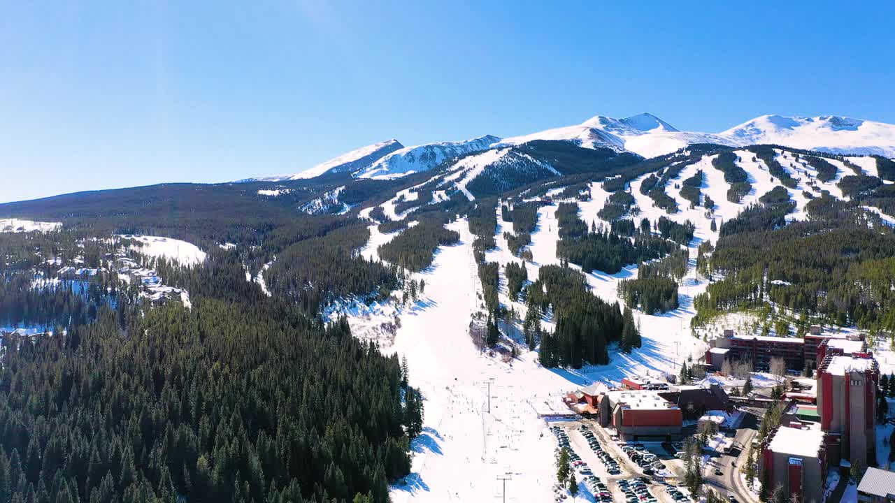 布雷肯里奇，科罗拉多州滑雪道横跨美丽的落基山脉视频素材