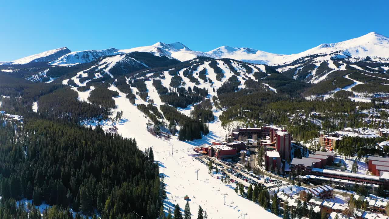 科罗拉多州布雷肯里奇的雪山，有滑雪场和滑雪缆车。航拍无人机视频视频素材